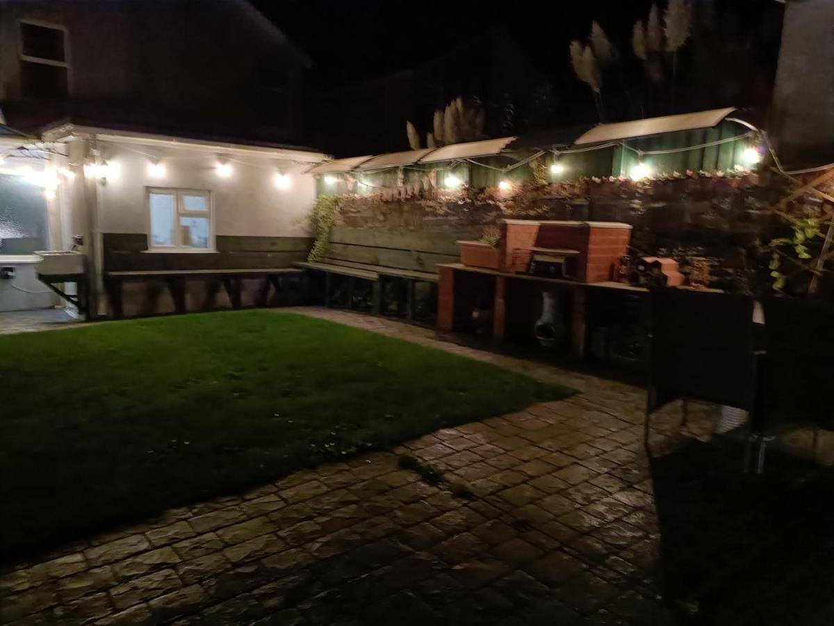 Big Fireplace Aga Hot Tub Wet Room Barn Garage Llanelli Exterior foto